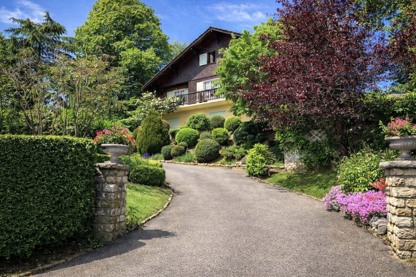 Maison 8 pièces 227 m² · à Grilly · 227 m² · 1 000 000 €